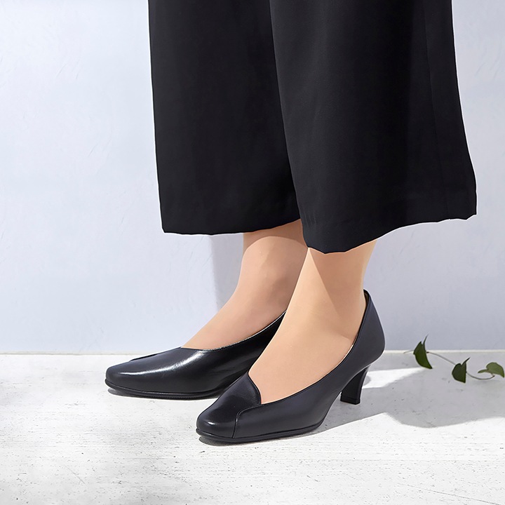 【佳歩と靴　LINE02】大胆なアシンメトリーデザインで脚長効果と履き心地を両立したパンプス