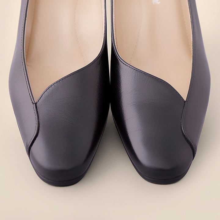 【佳歩と靴　LINE02】大胆なアシンメトリーデザインで脚長効果と履き心地を両立したパンプス