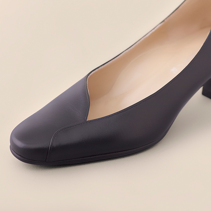 【佳歩と靴　LINE02】大胆なアシンメトリーデザインで脚長効果と履き心地を両立したパンプス