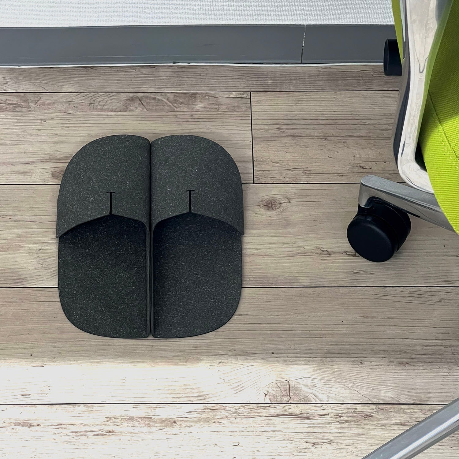 【MONOFORM SLIPPERS】整った置き姿の室内スリッパ(オープンタイプ)