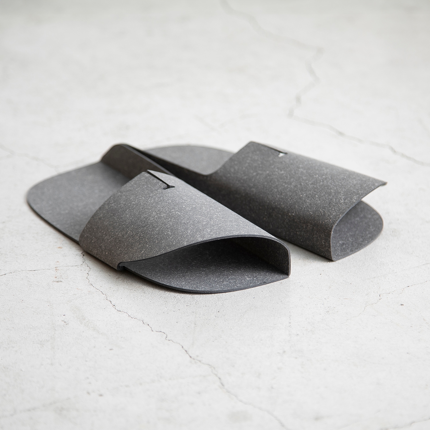 【MONOFORM SLIPPERS】整った置き姿の室内スリッパ(オープンタイプ)