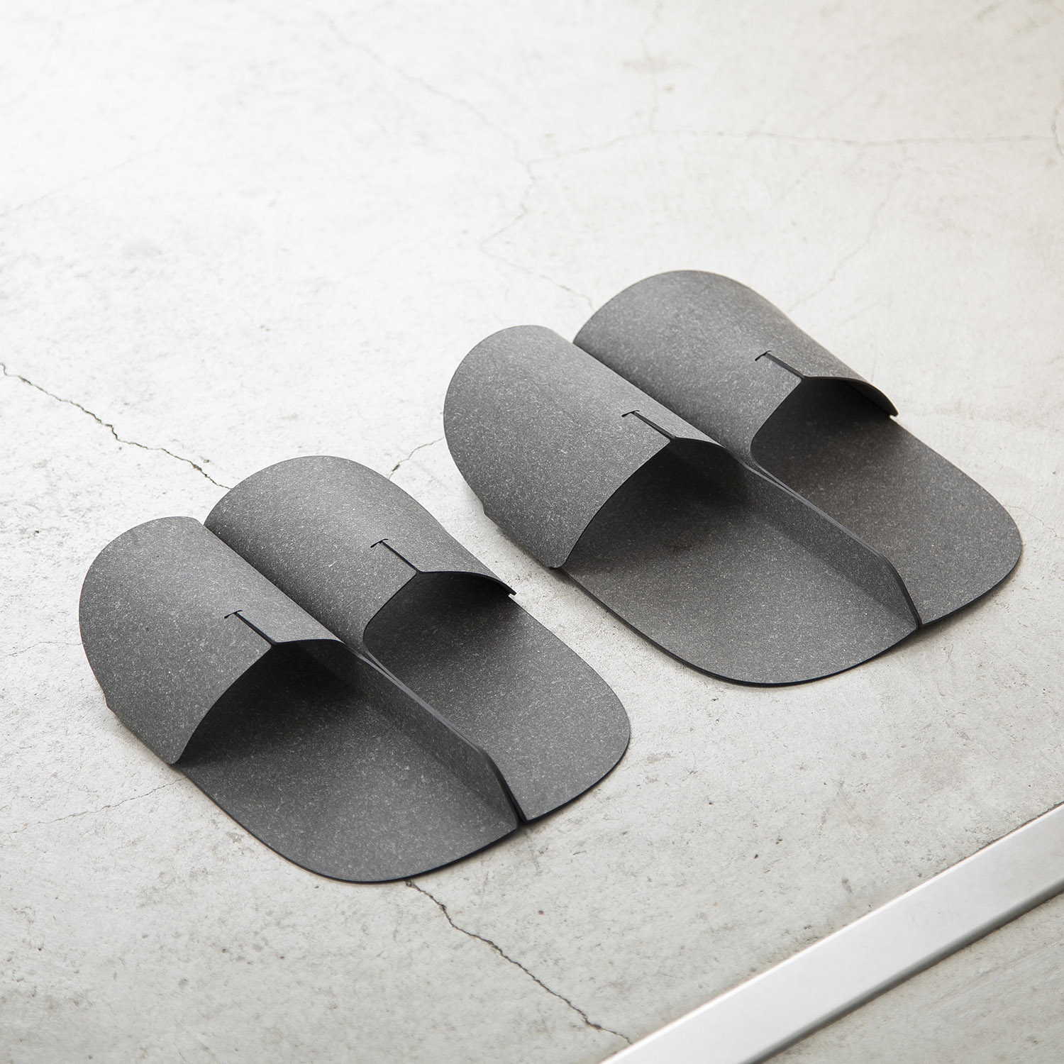 【MONOFORM SLIPPERS】整った置き姿の室内スリッパ(オープンタイプ)