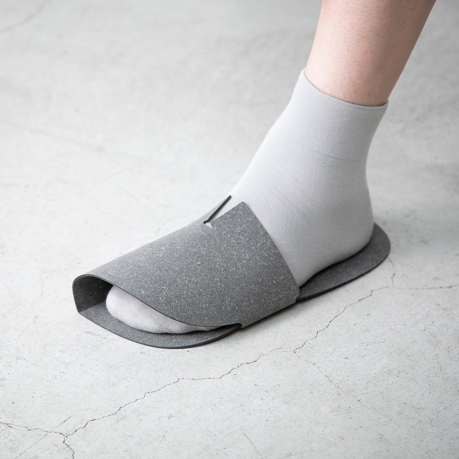 【MONOFORM SLIPPERS】整った置き姿の室内スリッパ(オープンタイプ)