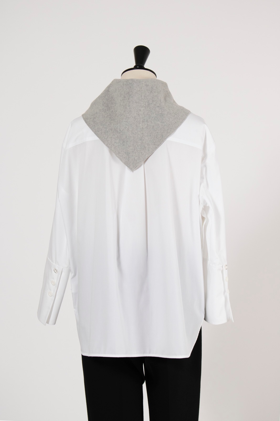 □ 47154☆年 定価3.6万 25AW ヨリ ループスカーフブラウス 新品未使用