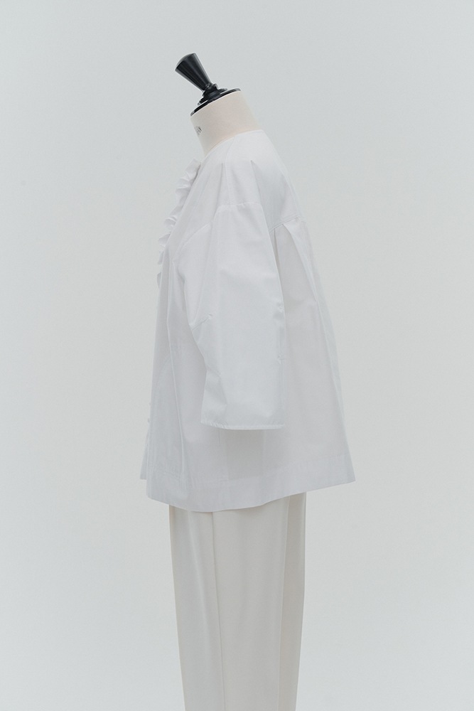 ヨリ　yori フリルギャザーブルゾン ホワイト　ブラウス フリルギャザーブルゾン | all item| yori
