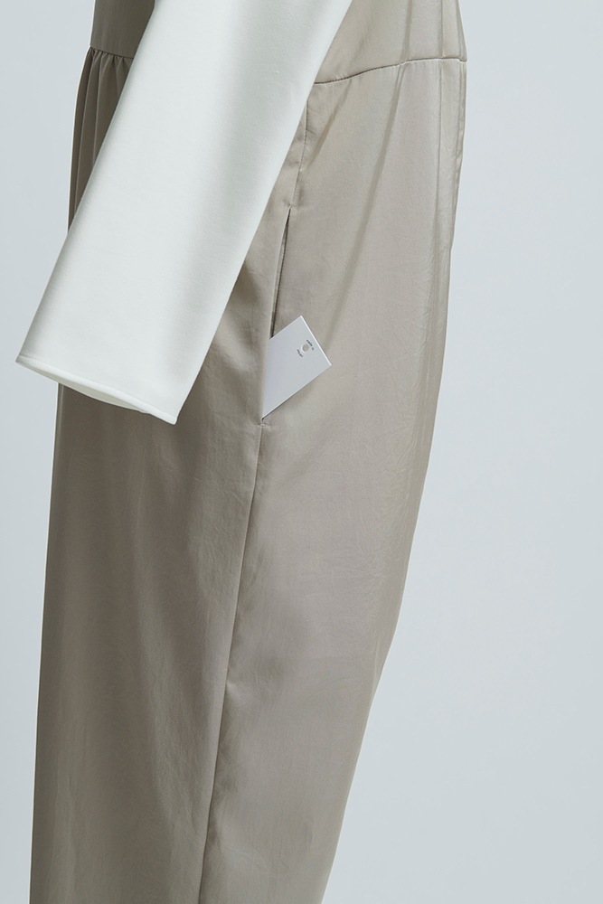サテンフリルサロペット【2022AW】 | 2022 AW Collection | yori