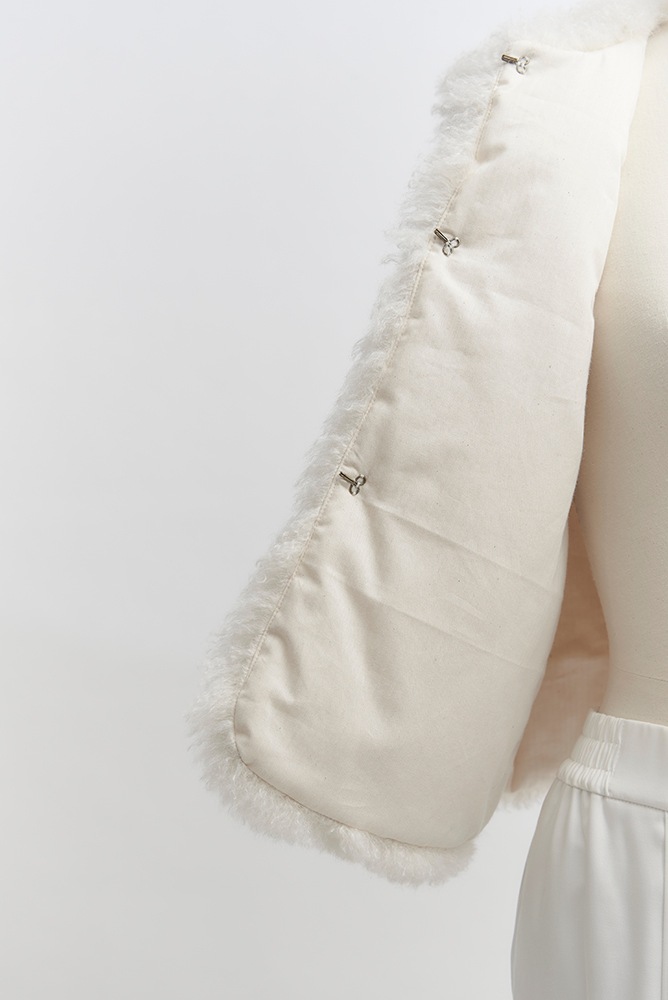 【美品】yori ヨリVネックファーショートコート 白 美品】yori ヨリVネックファーショートコート 白 yori ヨリV