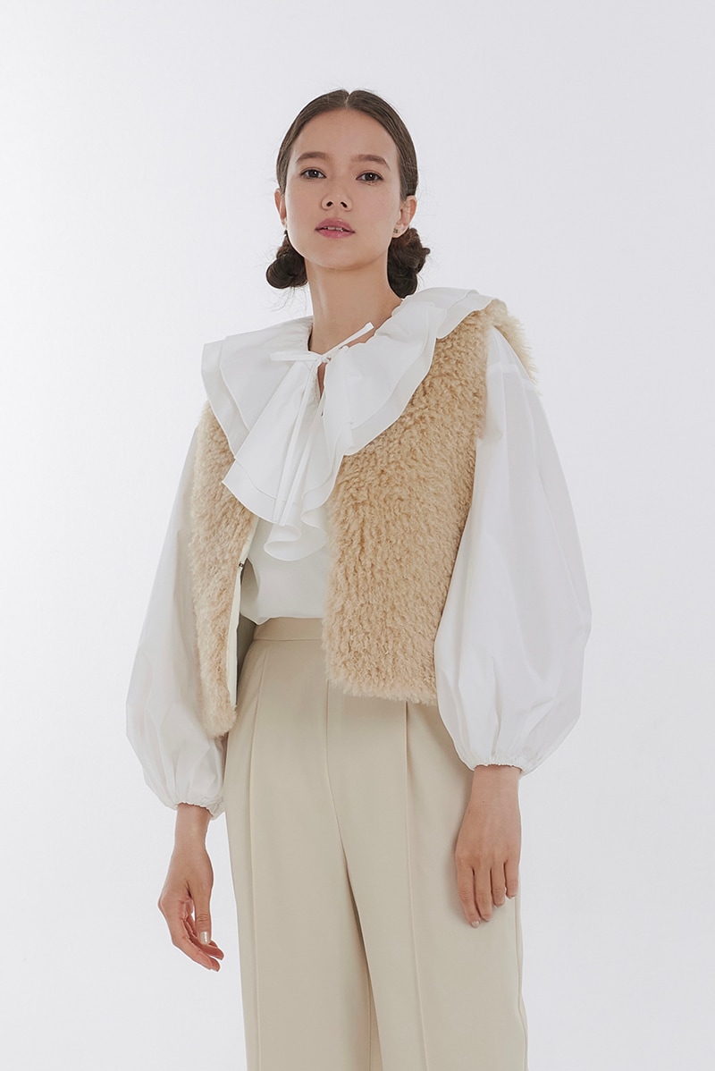 Vネックファーショートコート　yori ヨリ　オフホワイト ファーコート フェイクファー ショート丈[品番：AGCW0005968