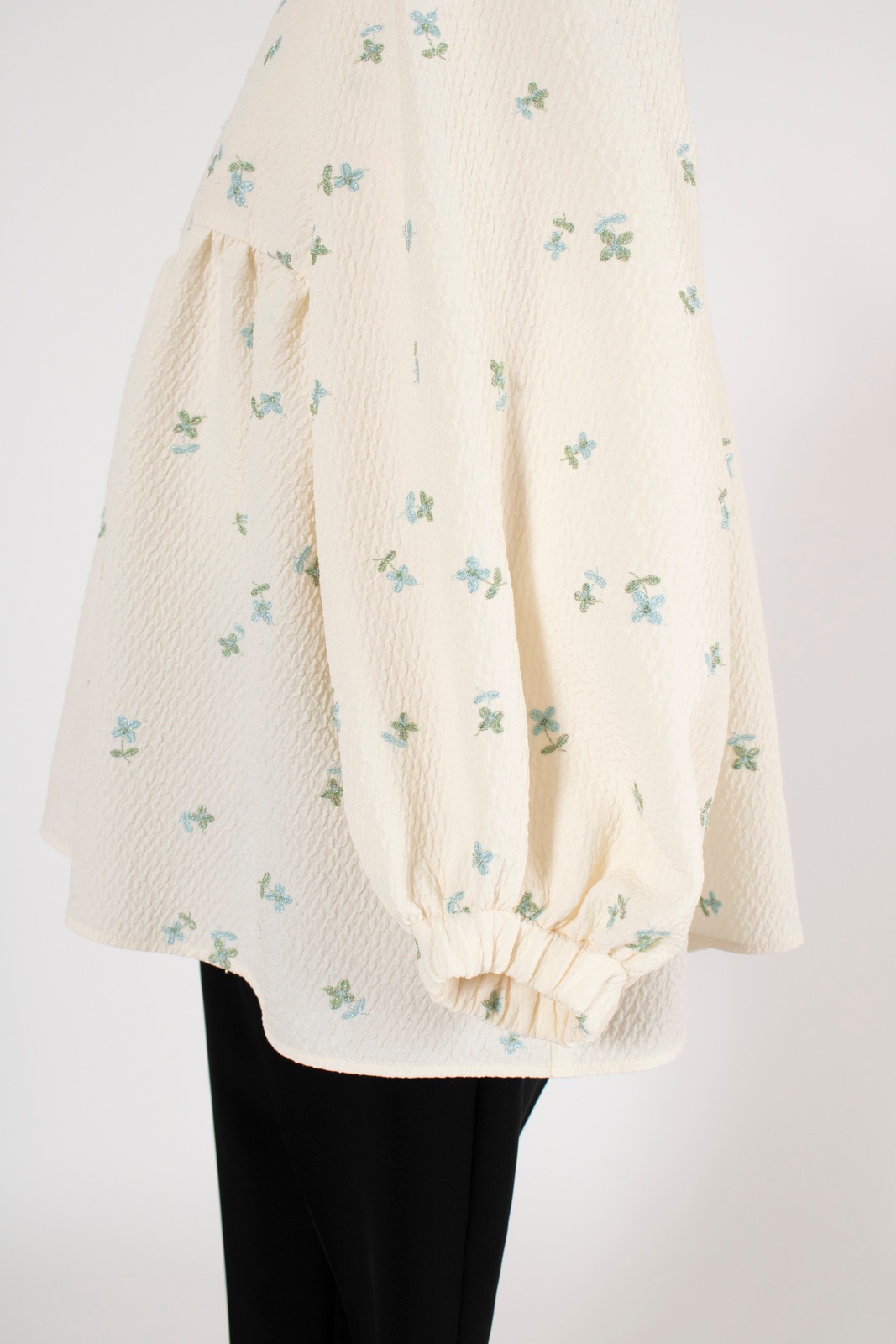 フクレ刺繍ギャザーブラウス【2025AW】