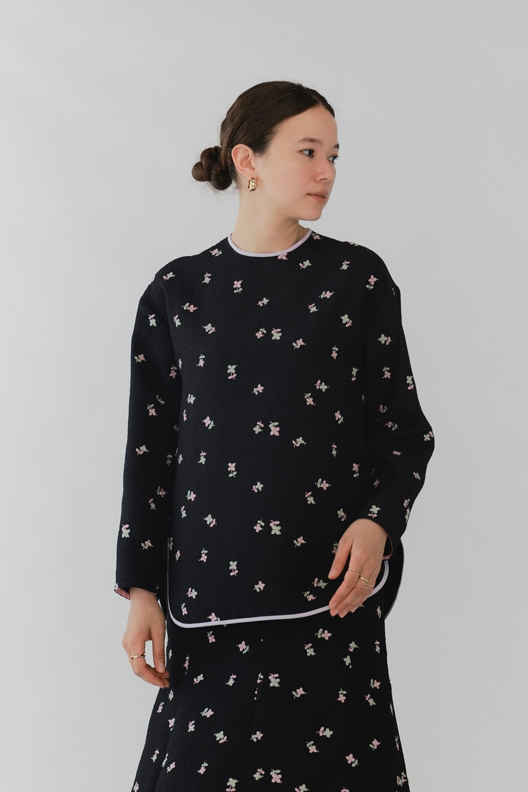 フクレ刺繍ギャザーブラウス　yori2025aw 10月上旬発売予定 フクレ刺繍ギャザーブラウス【2025AW】 | tops
