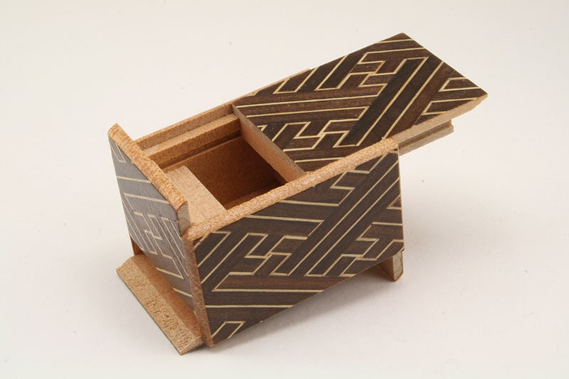 豆秘密箱10回仕掛け 紗綾型 | 秘密箱 | 寄木細工専門店 箱根丸山物産