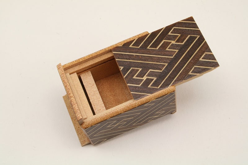 豆秘密箱10回仕掛け 紗綾型 | 秘密箱 | 寄木細工専門店 箱根丸山物産