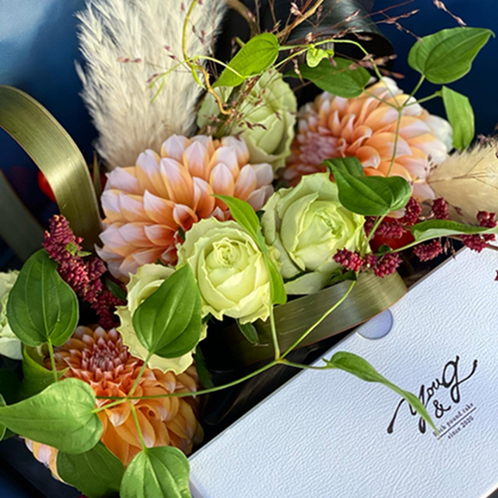 パウンドケーキ&フラワーセット/季節のパウンド（花代、容器代、送料込み）