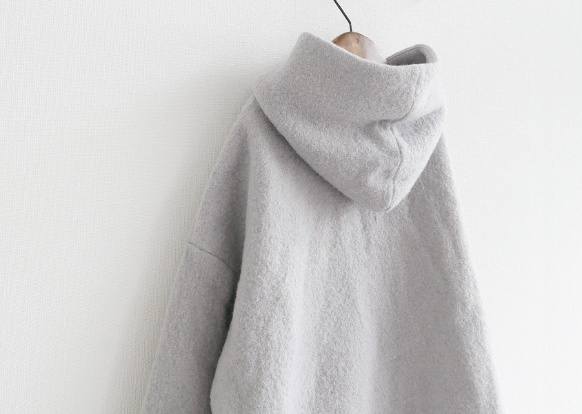 mao made(マオメイド)＊圧縮ウールダブルボタンミドル丈フーディ