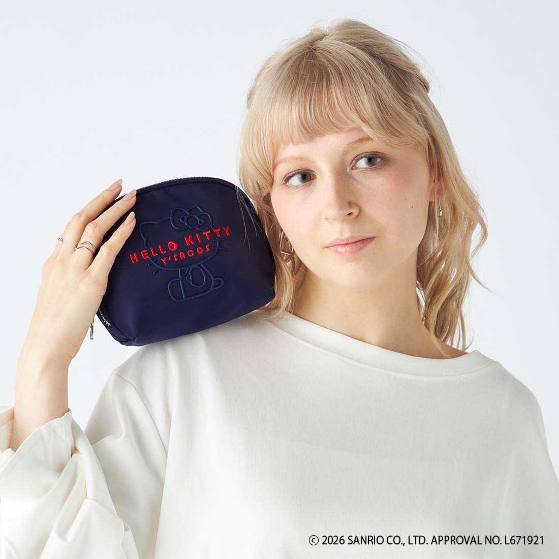 【Y'SACCS×HELLO KITTY】ハローキティプリントロゴ刺しゅうシェルポーチ