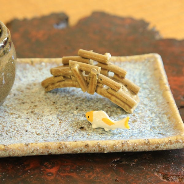 ミニ盆栽：小さな紅葉庭園（からし壺形陶器鉢）*苔付き・添景（橋・鯉