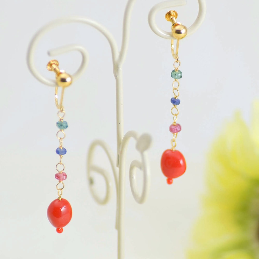 K18 胡渡り珊瑚 ピンクトルマリン ブルーサファイヤ グリーンアパタイト マルチカラー イヤリング