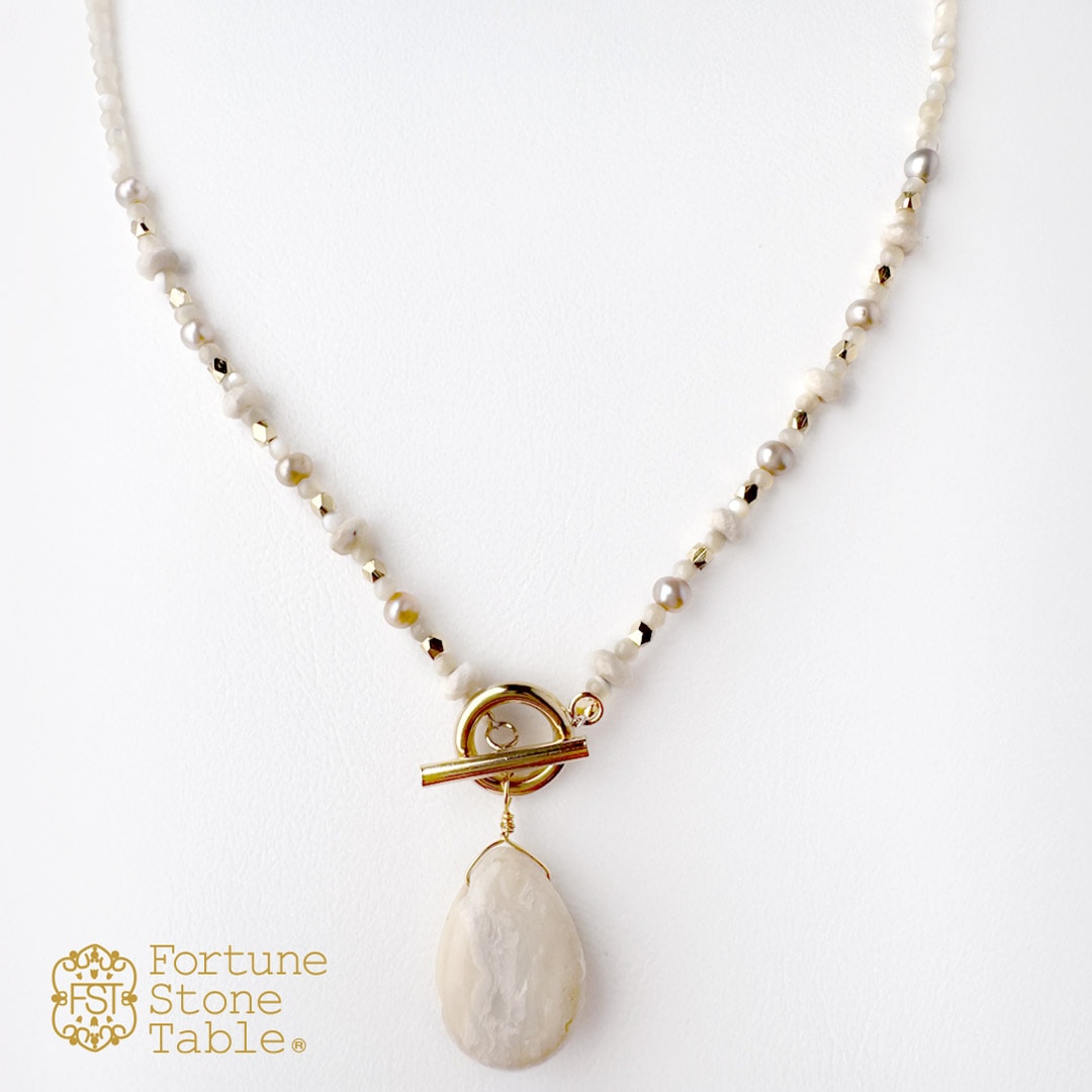 カラーで選ぶペンダントネックレス（ベージュ）ミルキーオパール【Fortune Stone Table】