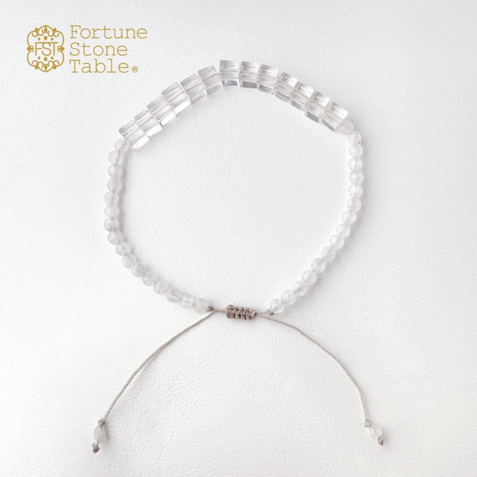 カラーで選ぶコードブレスレット（白）水晶×レインボームーンストーン【Fortune Stone Table】
