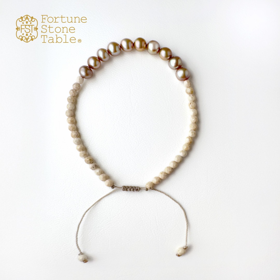 カラーで選ぶコードブレスレット（ベージュ）淡水パール・ベージュ×リバーストーン【Fortune Stone Table】