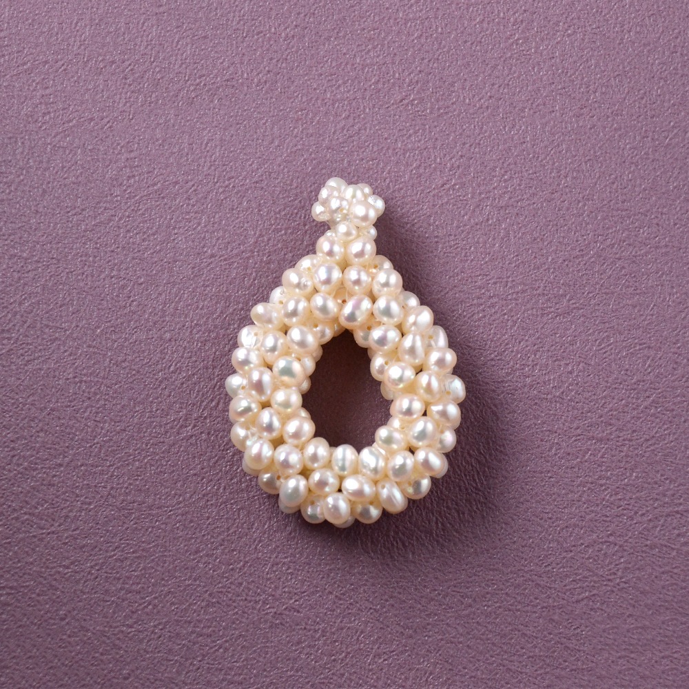 ホワイト淡水パール ハンドニット ドロップペンダントトップ