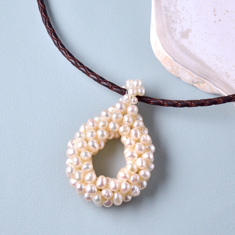 ホワイト淡水パール ハンドニット ドロップペンダントトップ