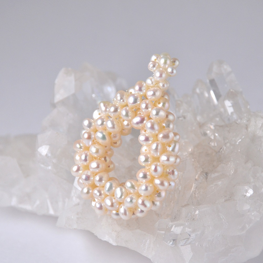 ホワイト淡水パール ハンドニット ドロップペンダントトップ