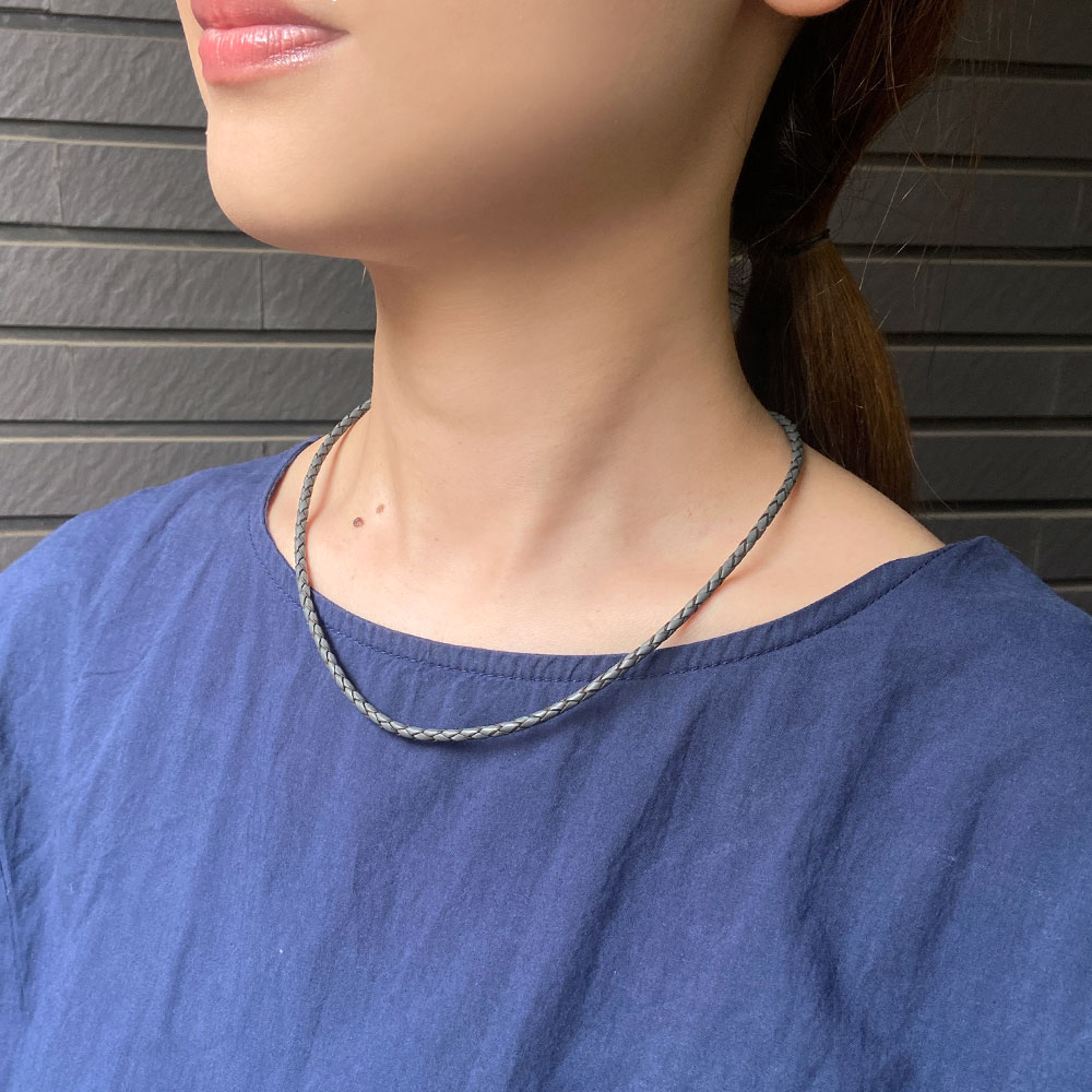 ダークグレイ革紐ネックレス