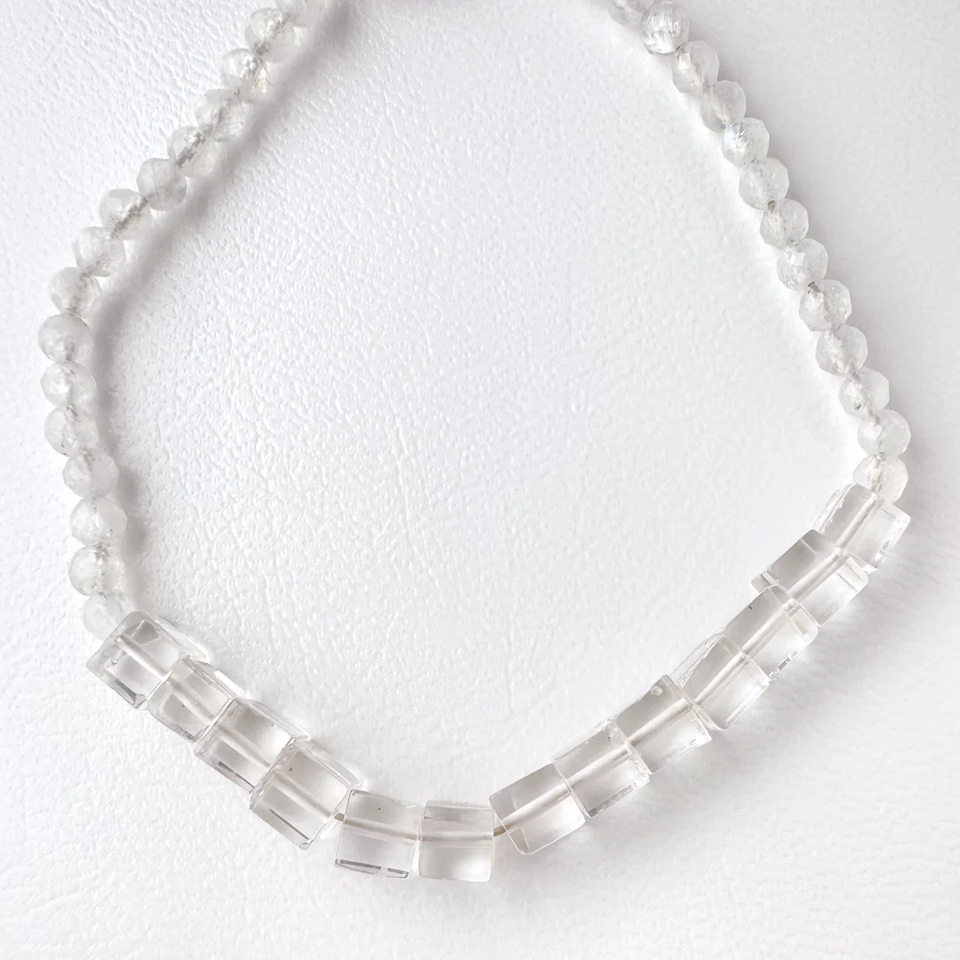 カラーで選ぶコードブレスレット(白)水晶×レインボームーンストーン【Fortune Stone Table】