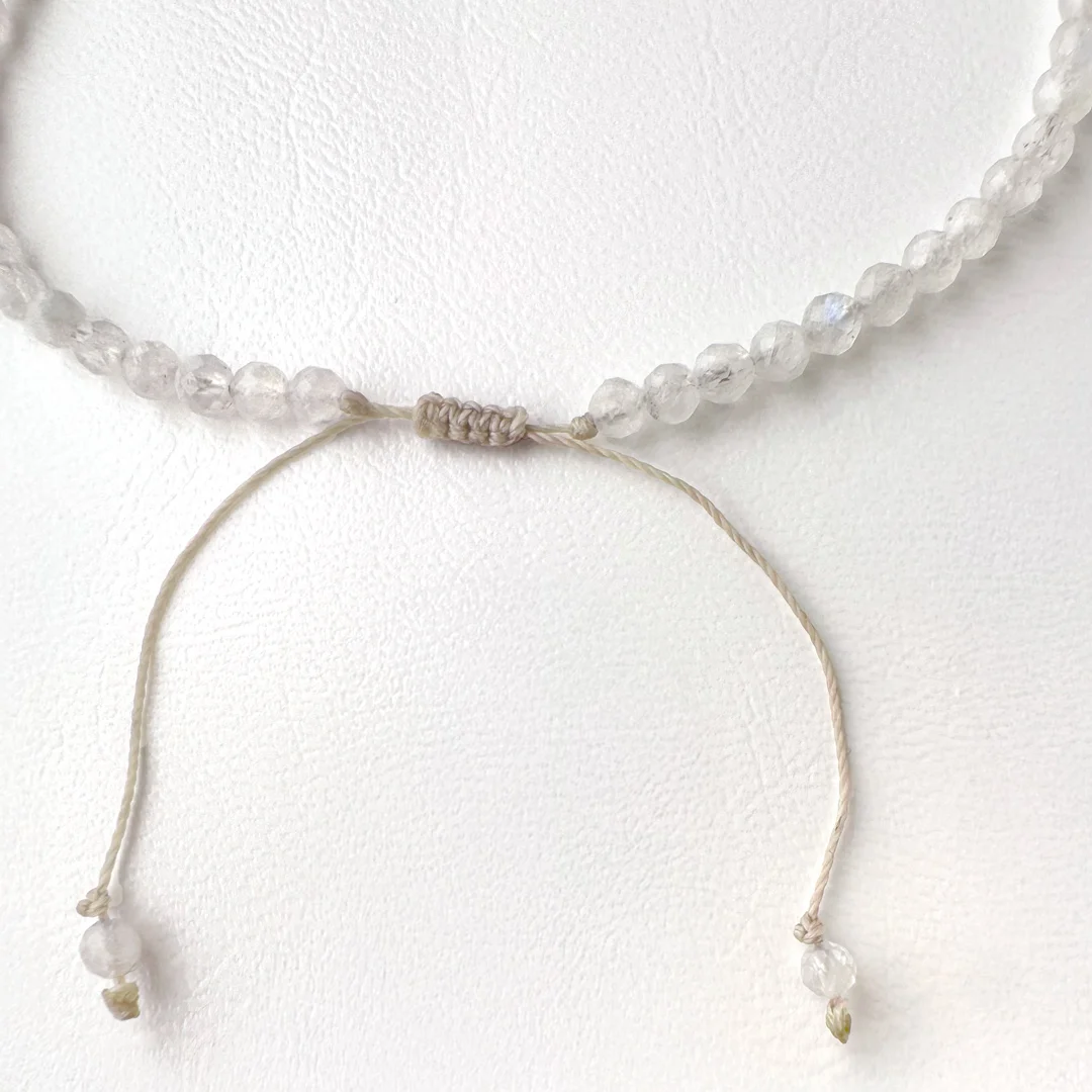 カラーで選ぶコードブレスレット(白)水晶×レインボームーンストーン【Fortune Stone Table】