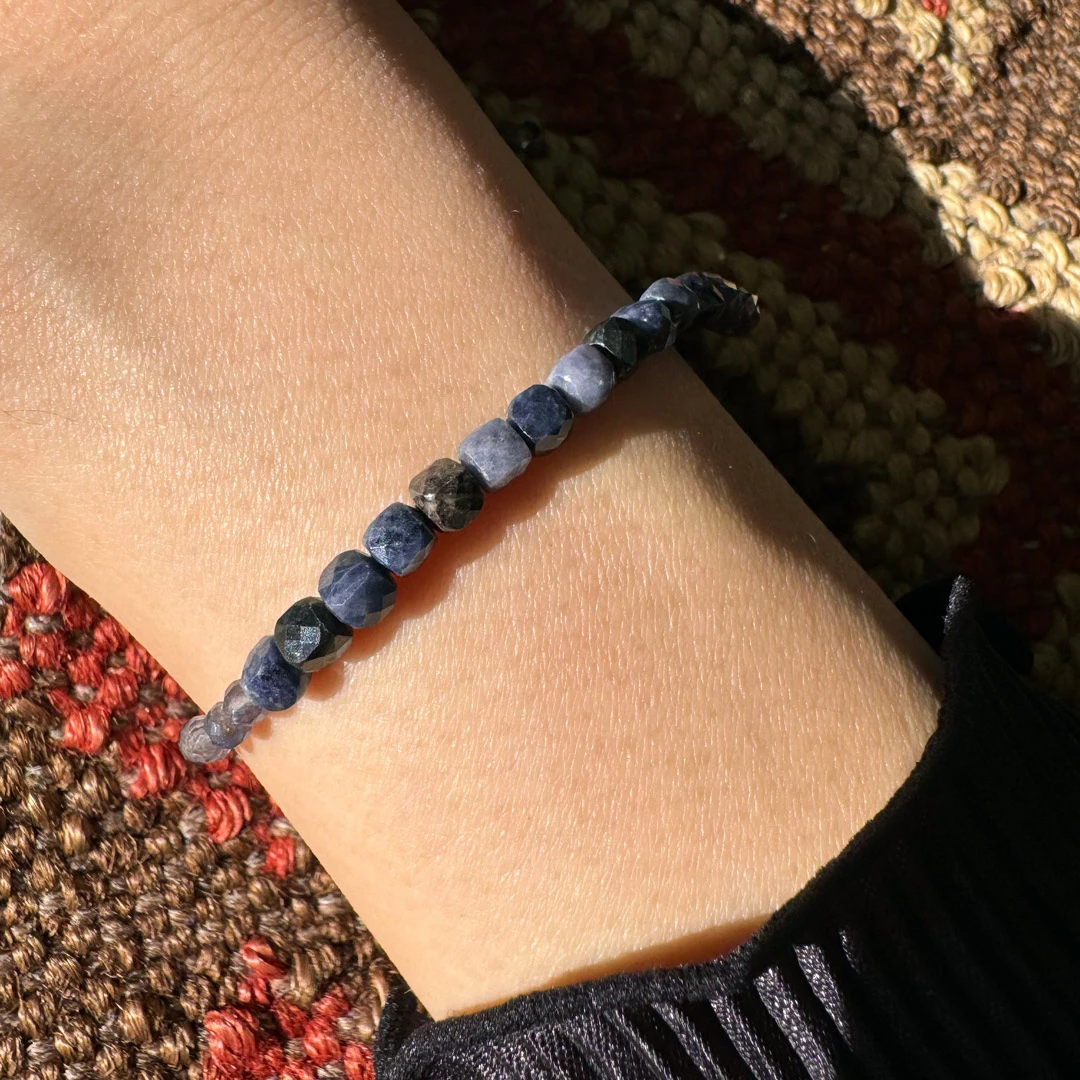 カラーで選ぶコードブレスレット(青)ブルーサファイア×アイオライト【Fortune Stone Table】