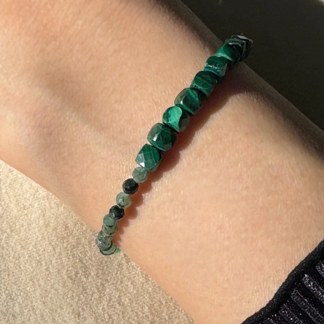 カラーで選ぶコードブレスレット（緑）マラカイト×エメラルド【Fortune Stone Table】