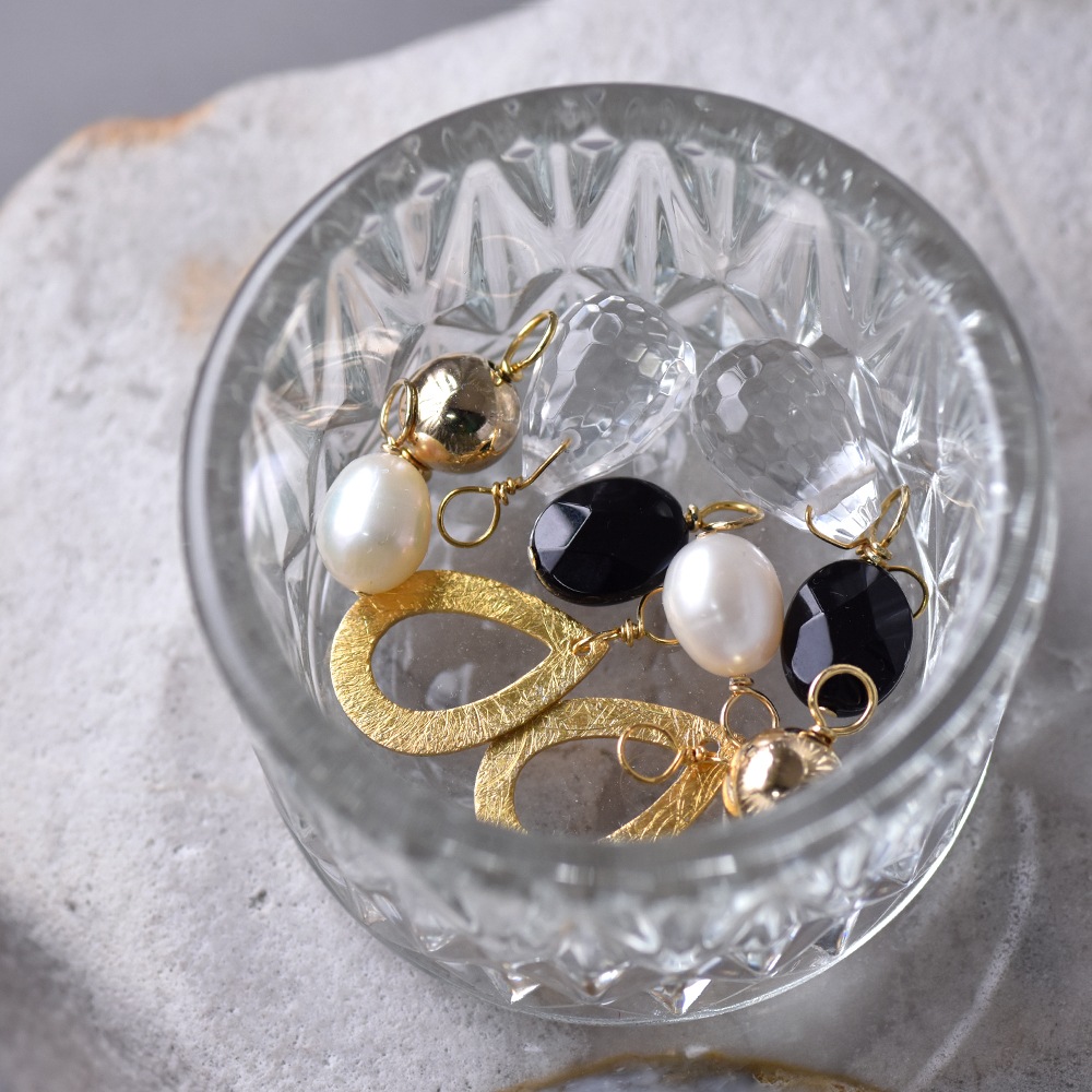 つけかえて何通りも楽しめる モノトーン5days フープイヤリング ピアス(フープ20mm)