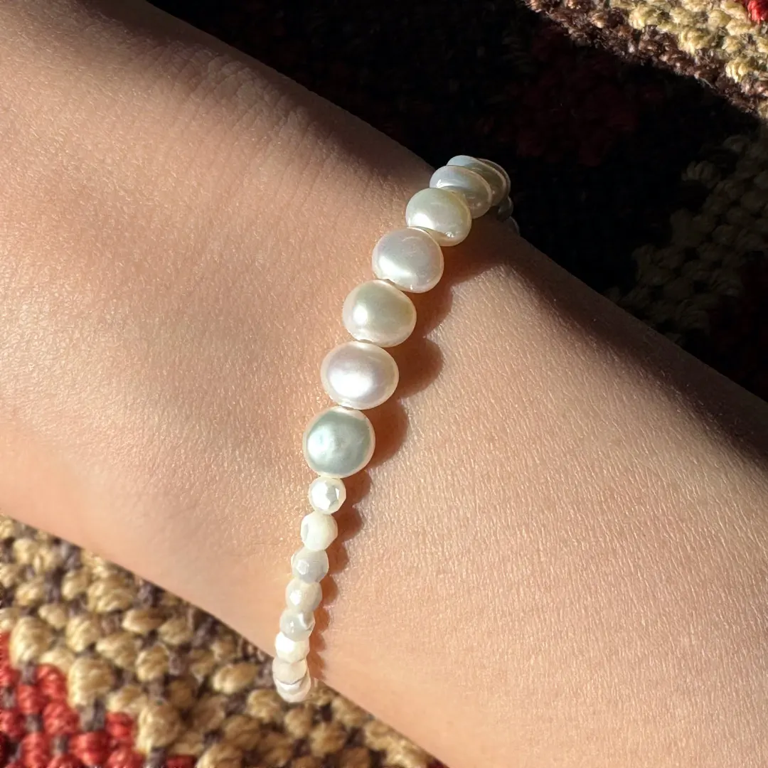 カラーで選ぶコードブレスレット（白）淡水パール×淡水パール【Fortune Stone Table】