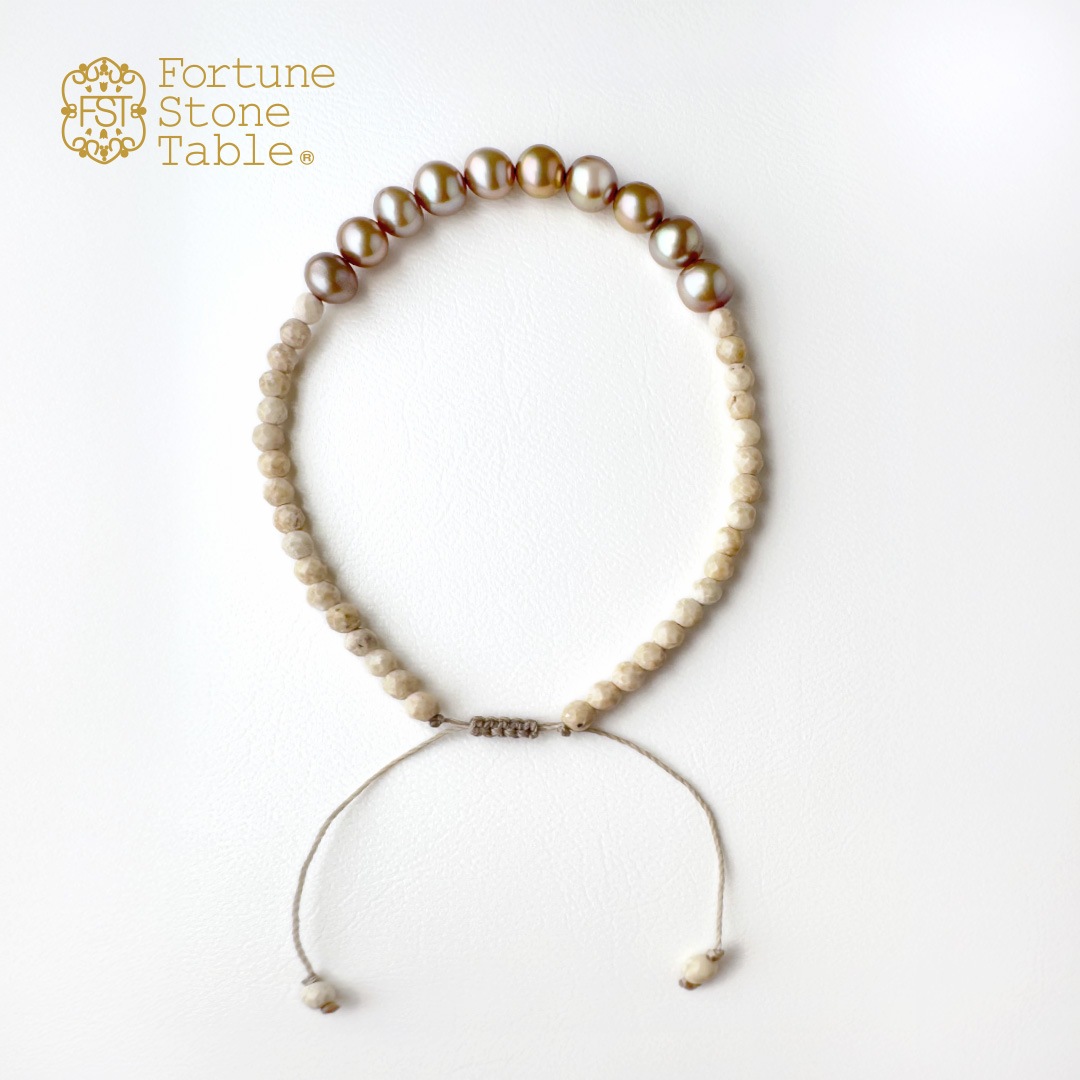 カラーで選ぶコードブレスレット（ベージュ）淡水パール・ベージュ×リバーストーン【Fortune Stone Table】