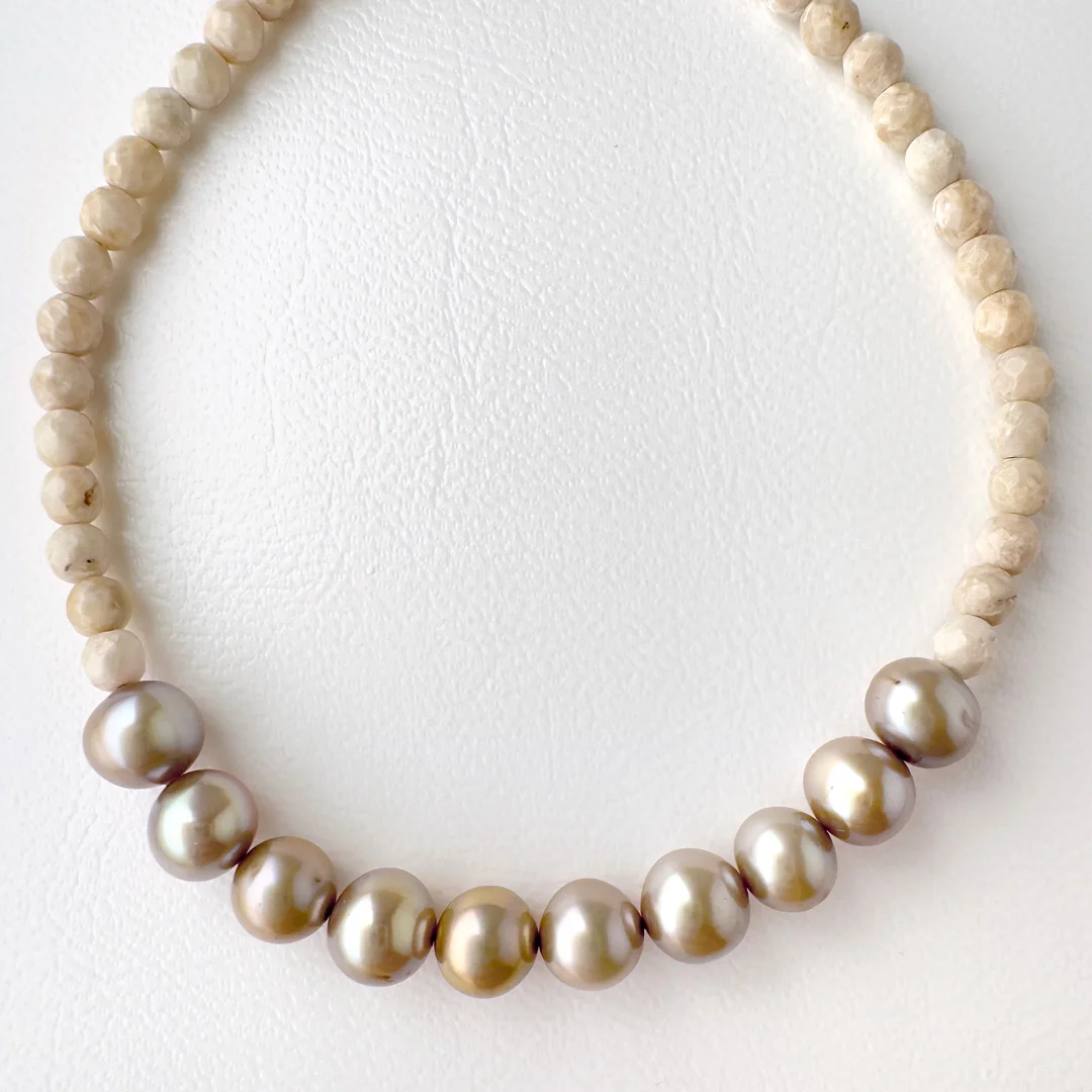 カラーで選ぶコードブレスレット（ベージュ）淡水パール・ベージュ×リバーストーン【Fortune Stone Table】