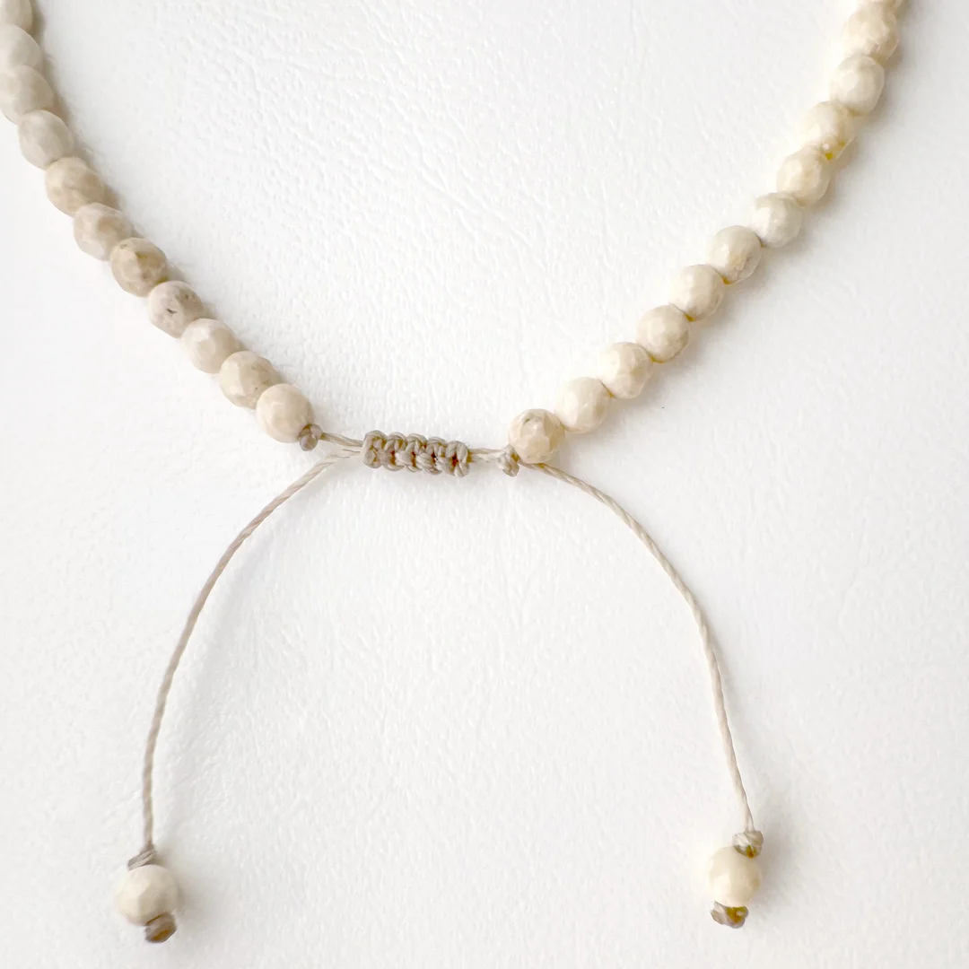 カラーで選ぶコードブレスレット（ベージュ）淡水パール・ベージュ×リバーストーン【Fortune Stone Table】