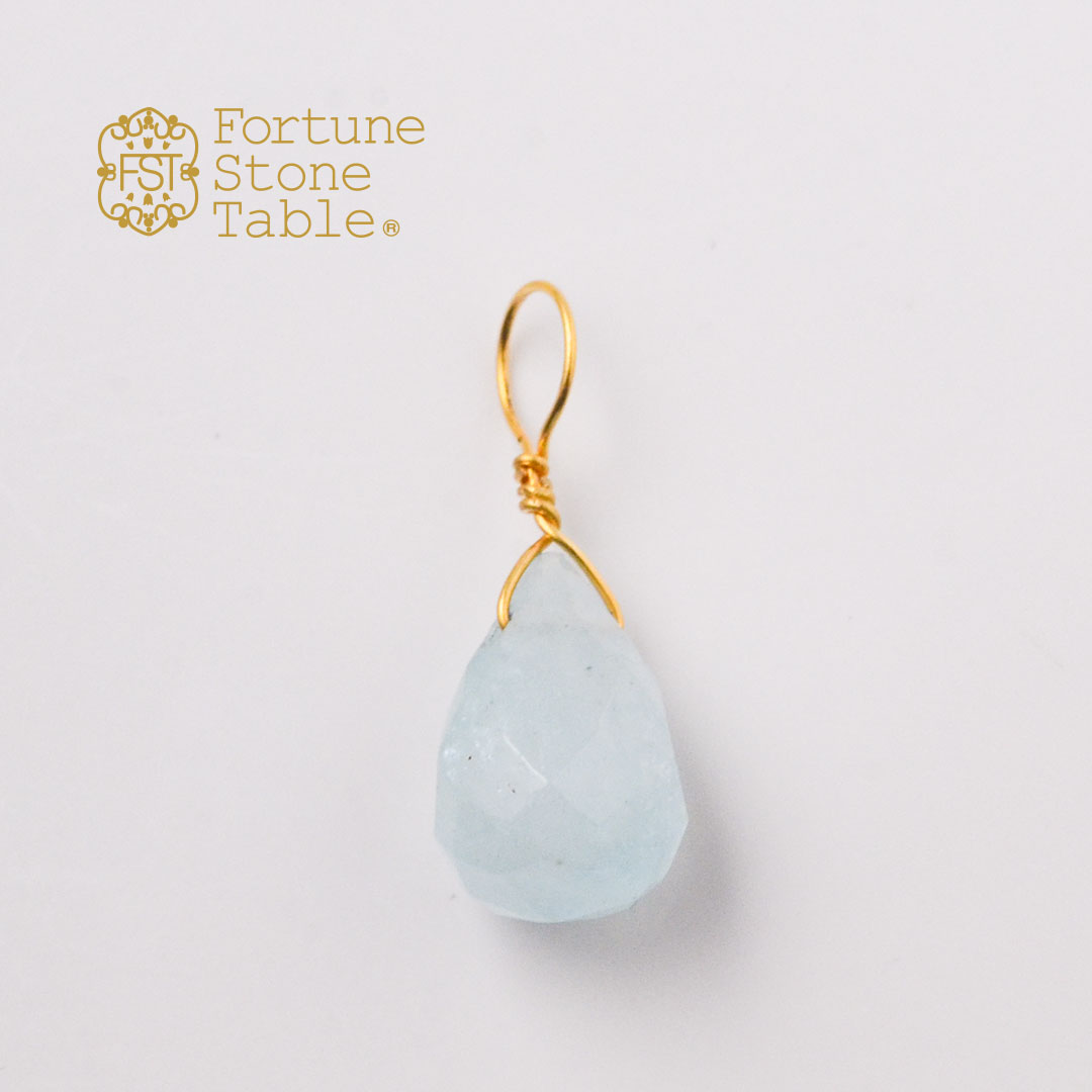 カラーで選ぶチャーム　ミルキーアクアマリン（ドロップ）【Fortune Stone Table】