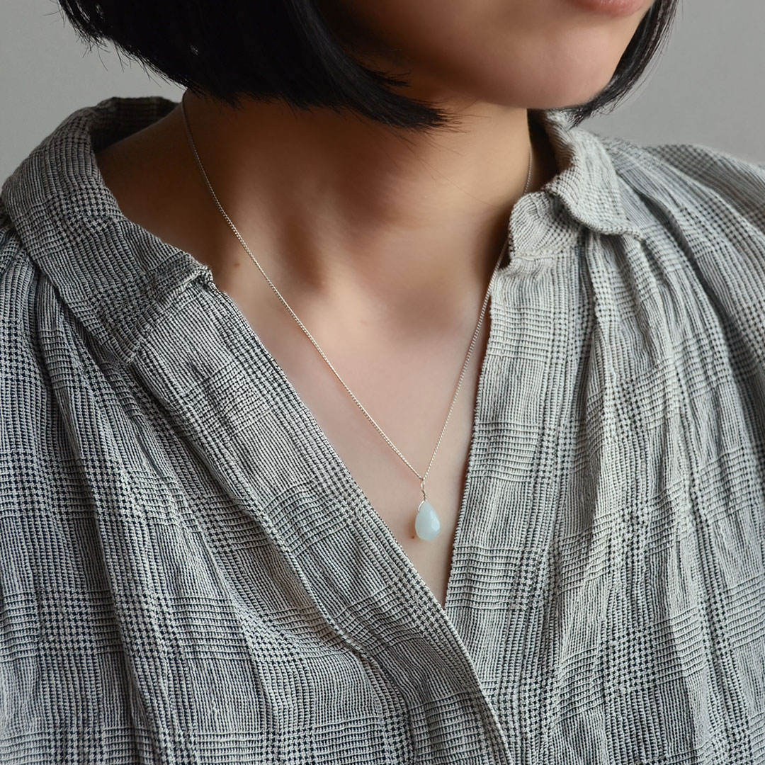 カラーで選ぶチャーム　ミルキーアクアマリン（ドロップ）【Fortune Stone Table】