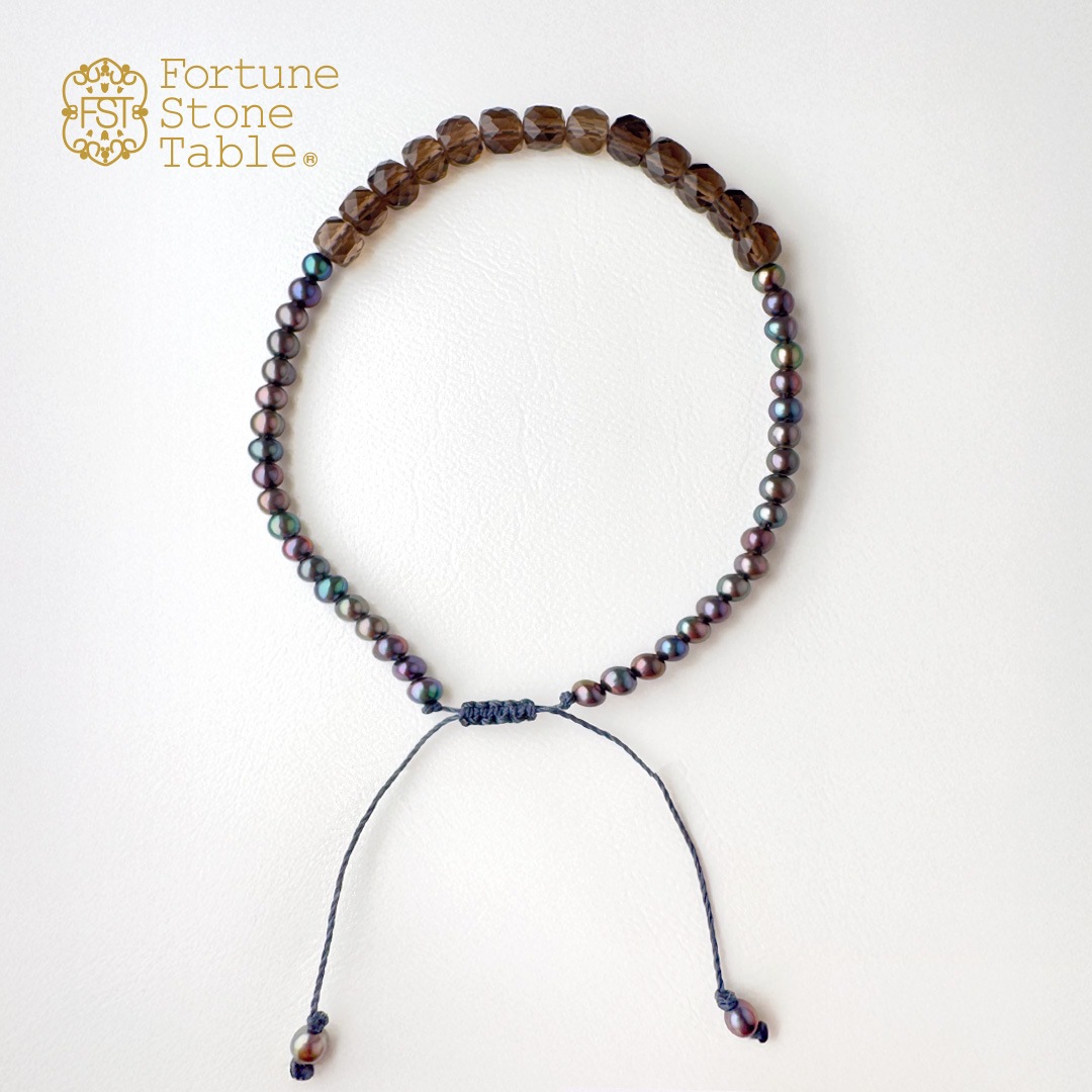 カラーで選ぶコードブレスレット（黒）スモーキークォーツ×淡水パール・ピーコック【Fortune Stone Table】