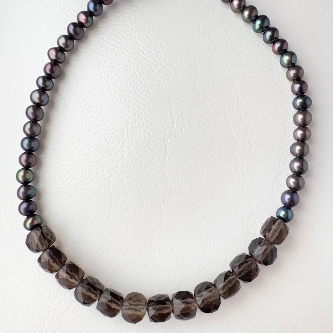 カラーで選ぶコードブレスレット（黒）スモーキークォーツ×淡水パール・ピーコック【Fortune Stone Table】