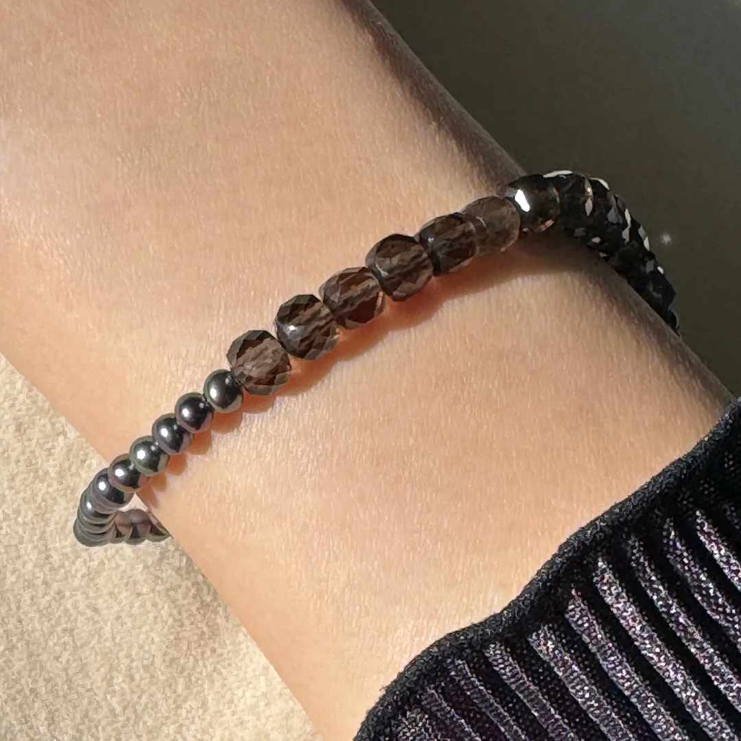 カラーで選ぶコードブレスレット（黒）スモーキークォーツ×淡水パール・ピーコック【Fortune Stone Table】