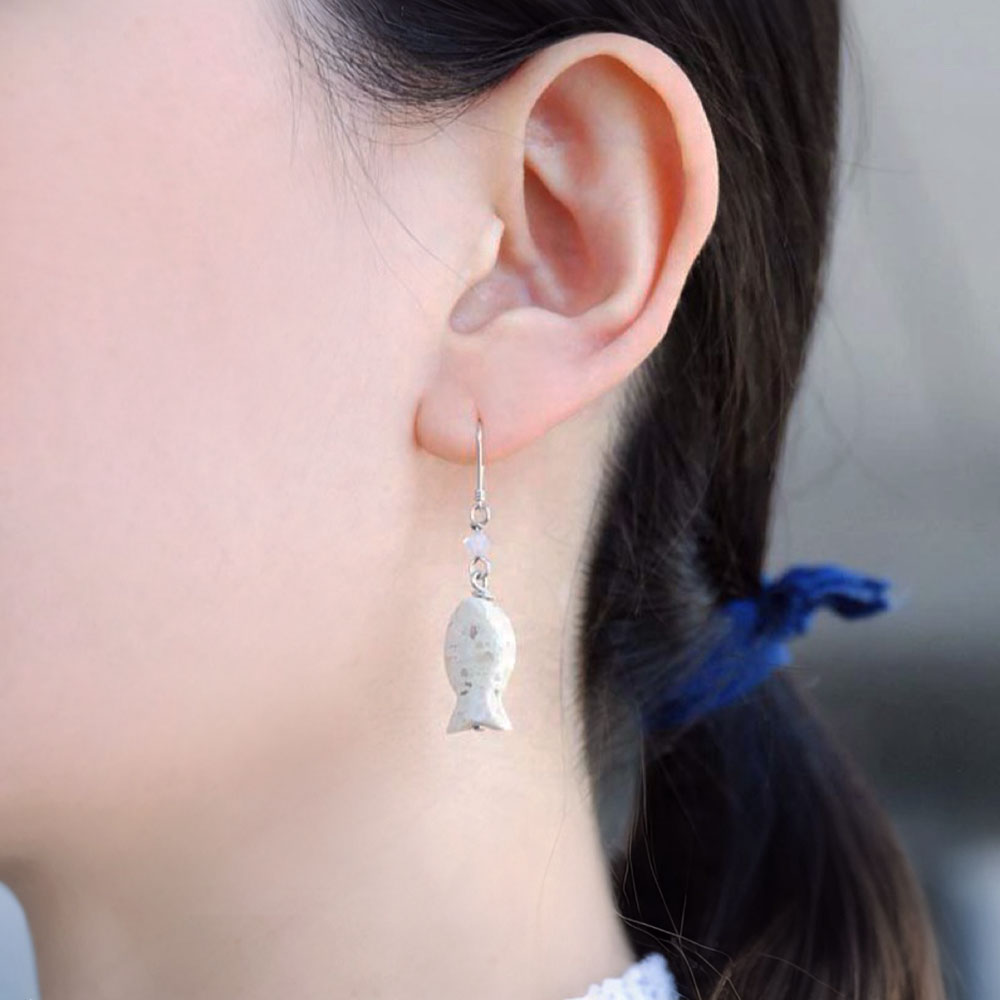 ミルキーオパール フィッシュ イヤリング ピアス
