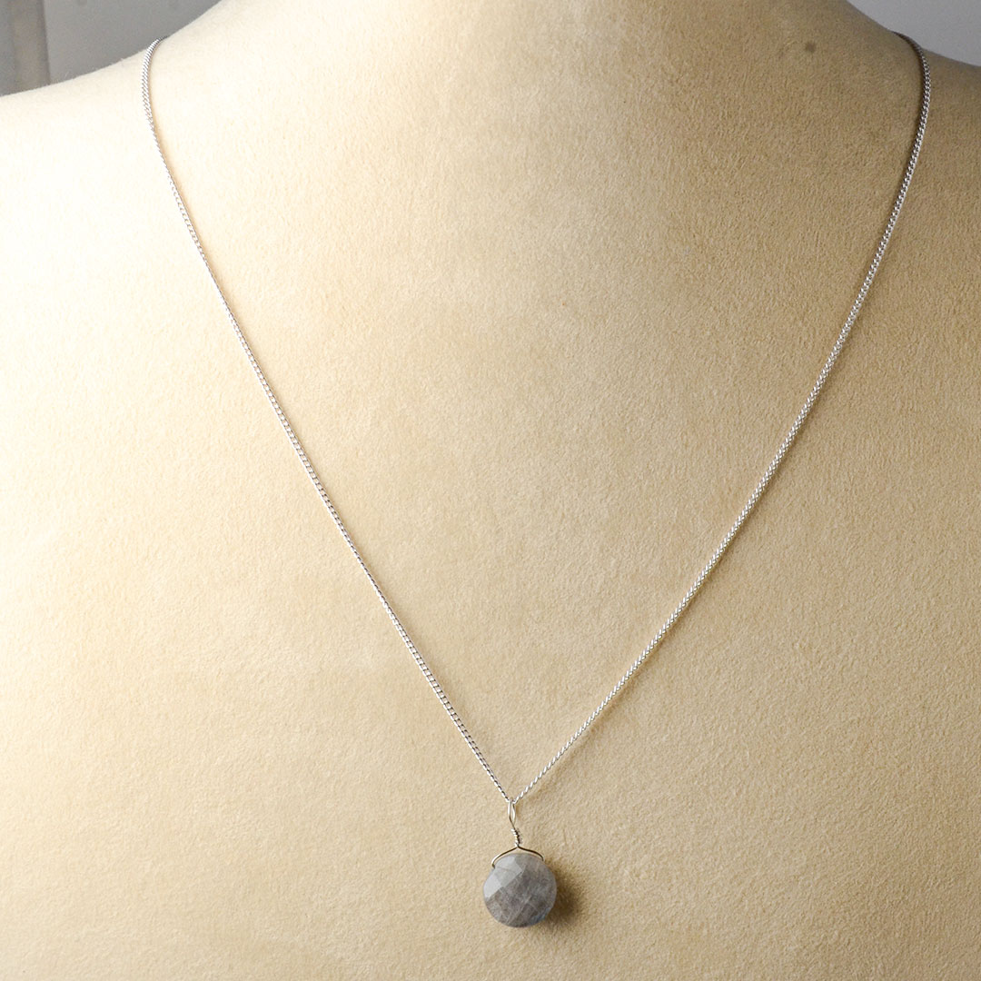 カラーで選ぶチャーム　ラブラドライト【Fortune Stone Table】