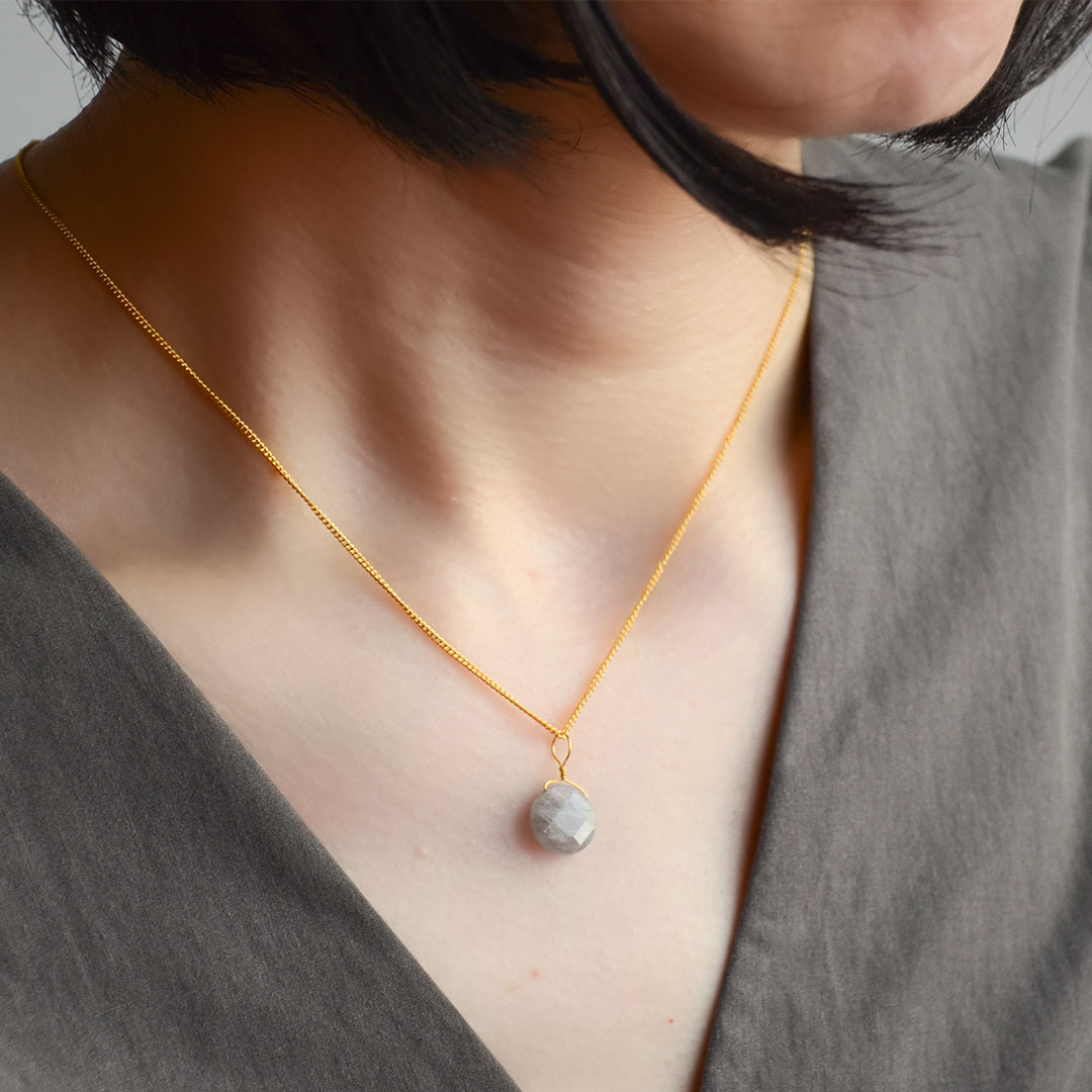 カラーで選ぶチャーム　ラブラドライト【Fortune Stone Table】