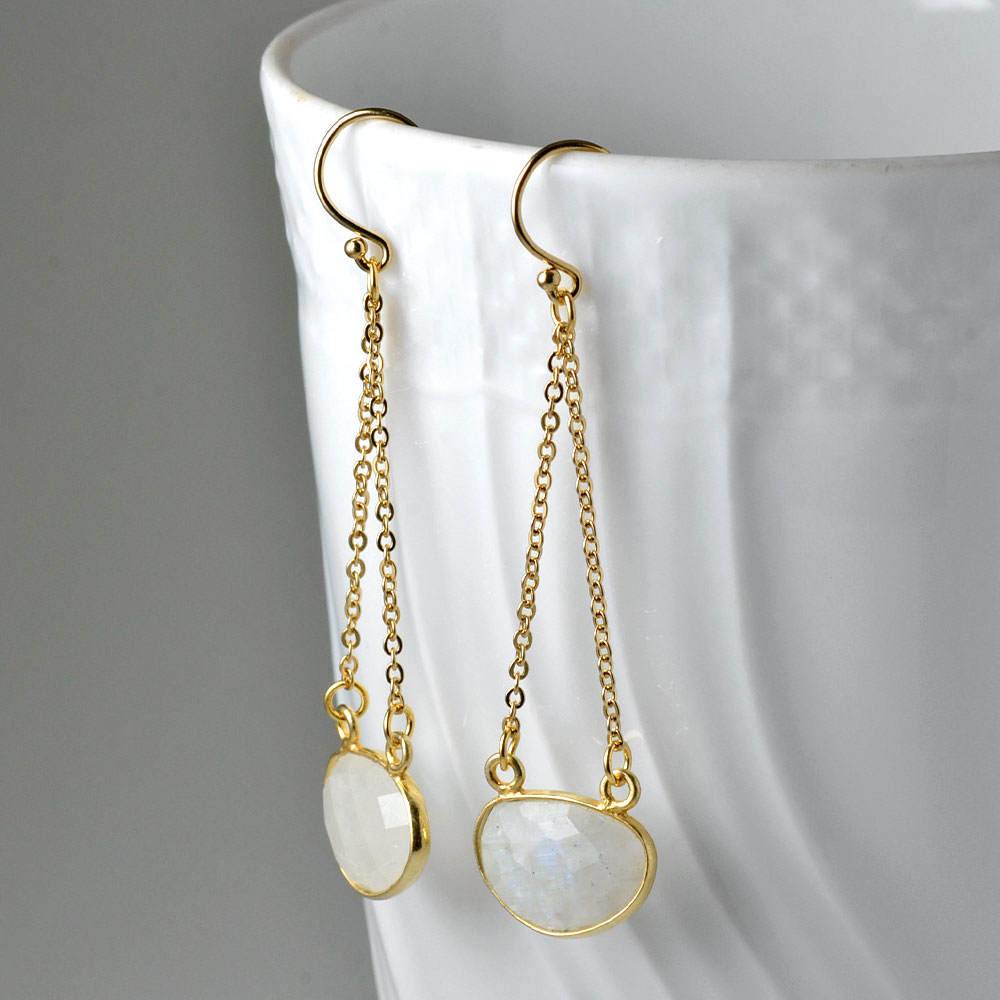 レインボームーンストーン ハートカット 両つりピアス