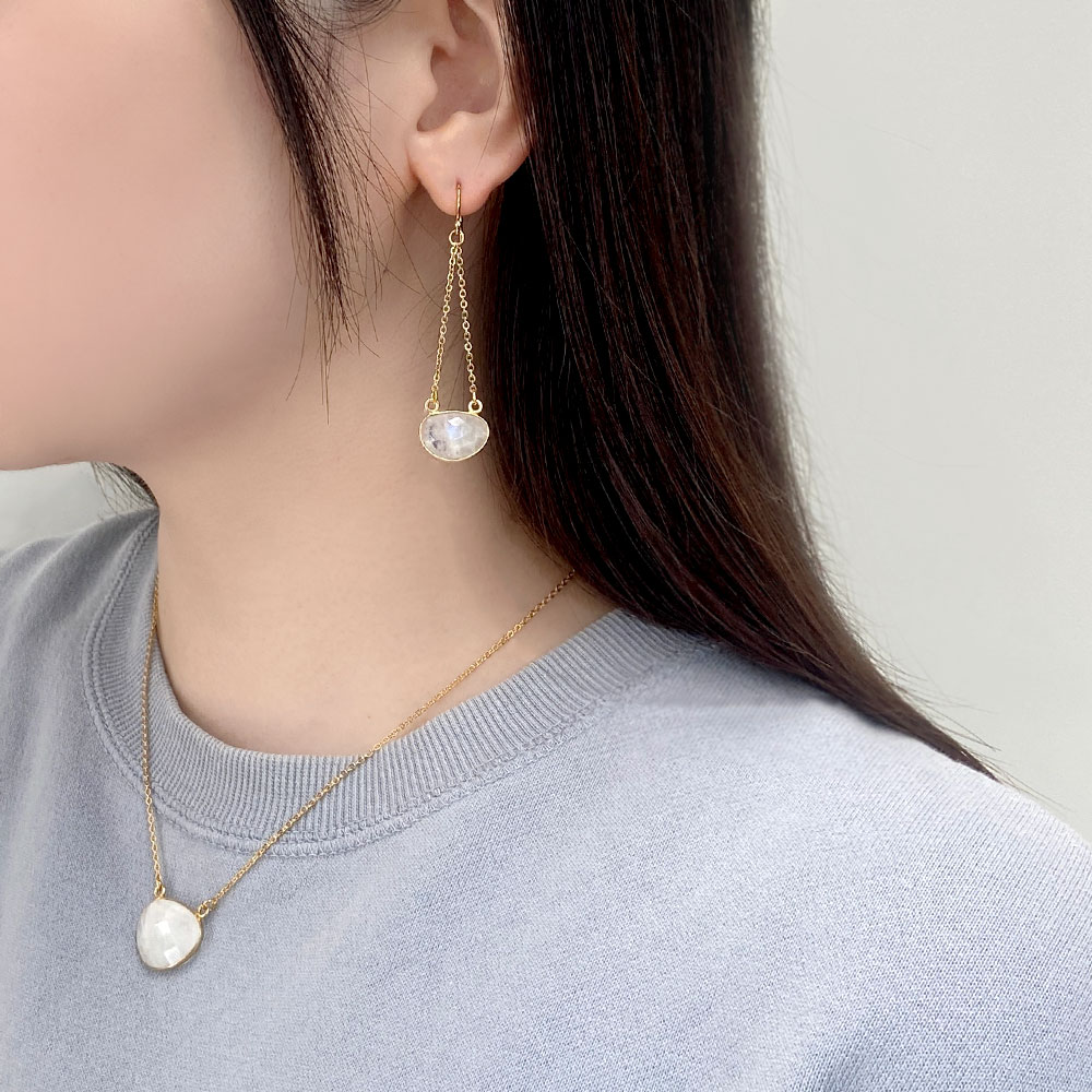 レインボームーンストーン ハートカット 両つりピアス