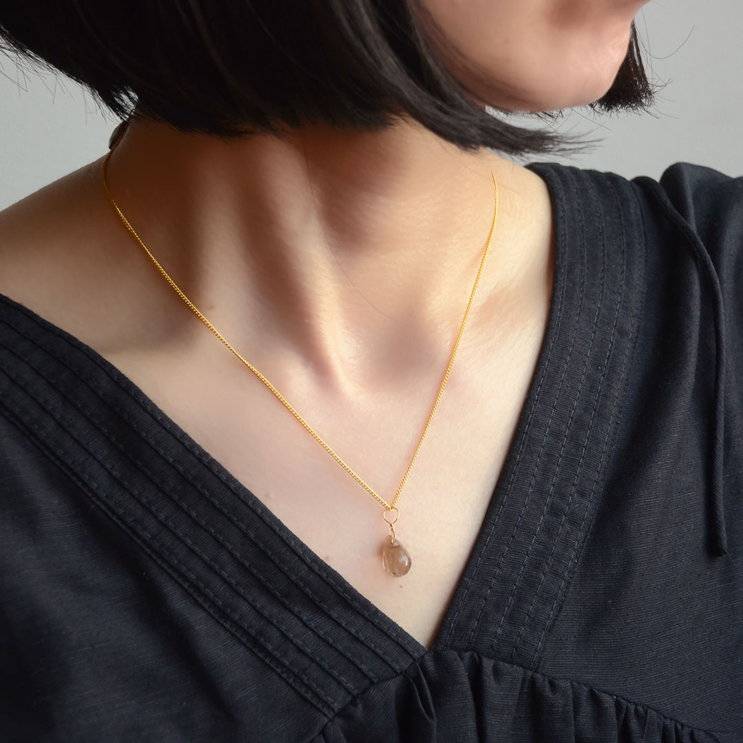 カラーで選ぶチャーム　スモーキークォーツ･ドロップ【Fortune Stone Table】