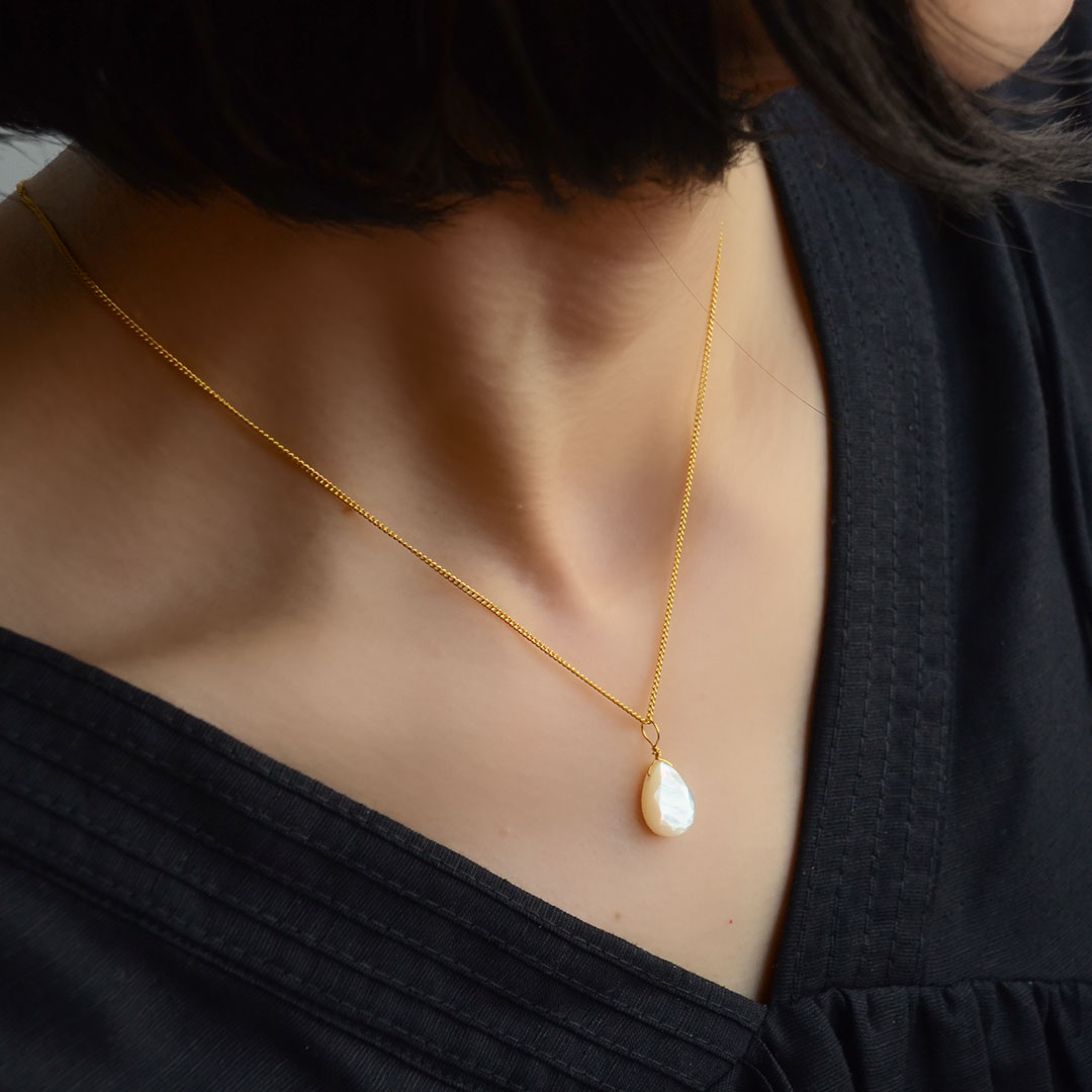 カラーで選ぶチャーム　ホワイトシェル【Fortune Stone Table】