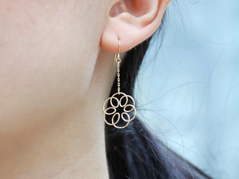 K18 ラウンド フラワー 透かし ピアス イエローゴールド